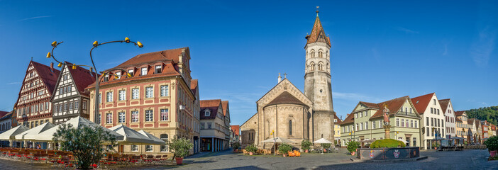 Panoramaansicht des Marktplatzes in der historischen Altstadt von Schwäbisch Gmünd mit Patrizierhäusern, der Johanniskirche und Straßencafes bei sonnigen Wetter und wolkenlosem Himmel