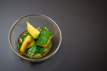 ごま油を使った甘酸っぱい中華風きゅうりの漬物