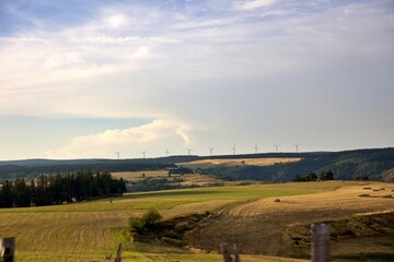 Fototapeta premium Éolienne électricité prairie paysage sécheresse été soleil