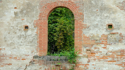 Fototapeta na wymiar Fenster in Mauer Toskana - Italien