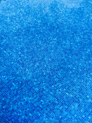 Fond de piscine en carrelage faïence bleu
