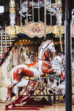 Cheval en bois coloré dans un carrousel ancien