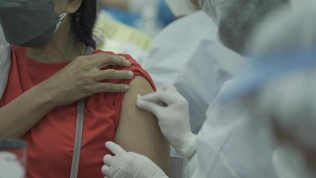 Use A Syringe To Inject The Vaccination Around The Shoulder.