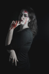 Chica con maquillaje vampírico y sangre artificial para Halloween