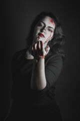 Chica con maquillaje vampírico y sangre artificial para Halloween