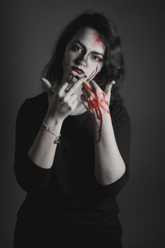 Chica con maquillaje vampírico y sangre artificial para Halloween