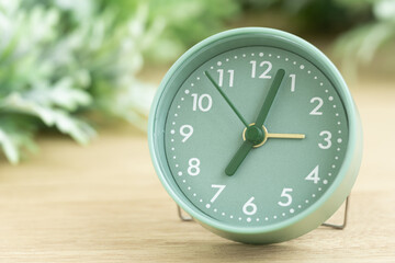 緑色の時計　朝の時間