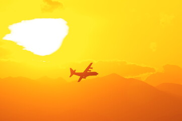 夕暮れの中を飛行するC130ハーキュリーズ
