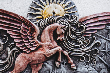 Element décoratif en céramique représentant le cheval ailé pégase - obrazy, fototapety, plakaty