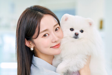 한국 포메라니안 강아지 애완견 애완동물 펫샵 카페 로비 식당에서 강아지를 들고 사랑스러워하는 견주 고객 손님 모습 © Asian Portrait Image