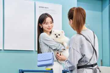 한국 포메라니안 강아지 애완견 애완동물 펫샵 훈련소 놀이시설에 방문한 견주 고객 손님과 맞이하는 훈련사 모습