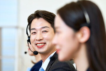 비즈니스맨 비즈니스우먼 회사 업무 근무 사무실 콜센터 텔레마케터...