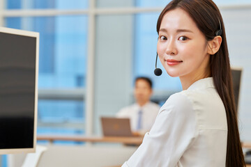 비즈니스맨 비즈니스우먼 회사 업무 근무 사무실 노트북하며 업무 보고 있는 직장인과 콜센터 텔레마케터 상담하며 카메라 응시하며 미소짓고 있는 직장인 모습
