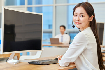 비즈니스맨 비즈니스우먼 회사 업무 근무 사무실 노트북하며 업무 보고...