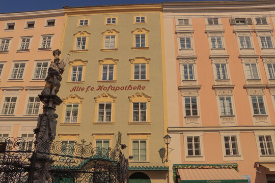 Salzburger Fassaden; H&auml;userzeile am Alten Markt mit Florianibrunnen und Hofapotheke