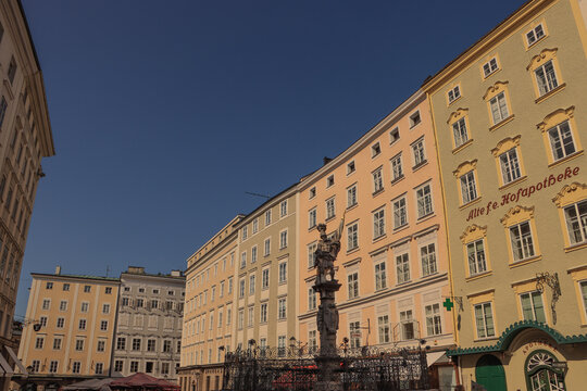 Salzburger Pracht; H&auml;userzeile am Alten Markt mit Florianibrunnen und Hofapotheke