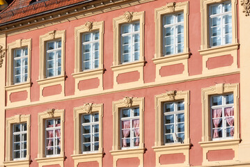 Fototapeta na wymiar Schrägansicht der Fensterreihen eines alten Patrizerhauses auf dem Marktplatz von Schwäbisch Gmünd