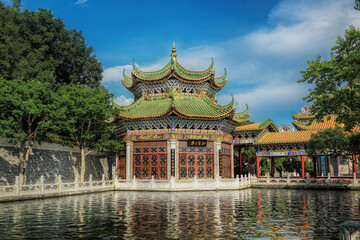 Obraz premium Guangzhou, Guangdong, China. Zini Village, Shawan Town, Panyu Nanyue Garden. The garden features common elements of Chinese Lingnan garden architecture such as ponds, bridges, pavilions. 