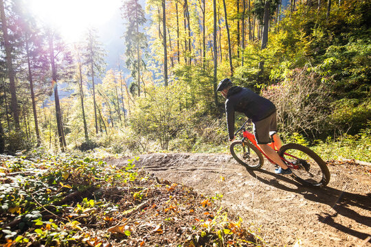 Mountainbiker in Herbstlandschaft auf Singletrail