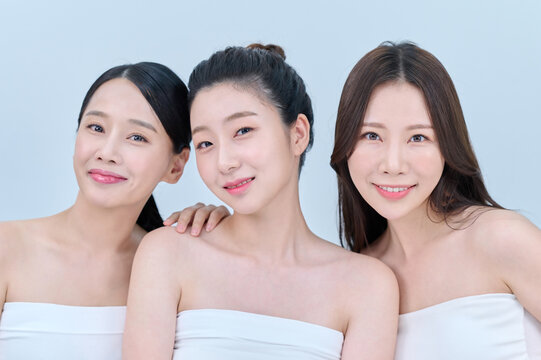 아시아 한국의 검은머리의 젊은 여자 모델 3명이 브라탑을 입고 여러가지 표정과 포즈를 취하고 있다. 