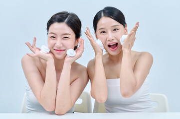 아시아 한국의 검은머리의 젊은 여자 모델 2명이 브라탑을 입고 앉아서...