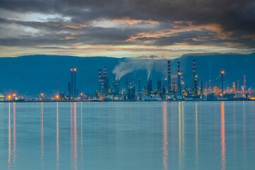 Tüpraş oil refinery factory by the sea. Panoramic view of oil refinery plant in sunny day. Kocaeli, Turkey - obrazy, fototapety, plakaty