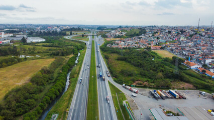 Visão aérea da rodovia brasileira Ayrton Senna na cidade de Itaquaquecetuba, SP, Brasil.