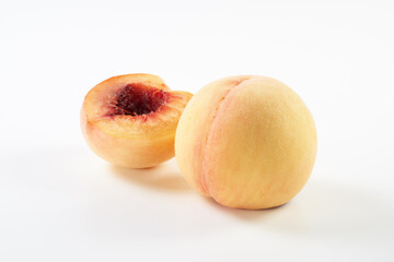 白桃（岡山白桃）の実を白背景で