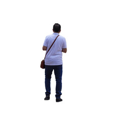 Fototapeta na wymiar Homme vu de dos, debout qui marche et qui regarde son téléphone portable. 
