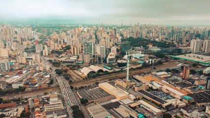 Fototapeta na wymiar Visão aérea da região da Barra Funda com vista para o Memorial da América Latina em São Paulo 