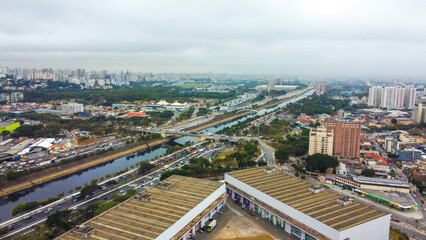 Fototapeta premium Visão aérea da Marginal Tietê na cidade de São Paulo na região da Barra funda