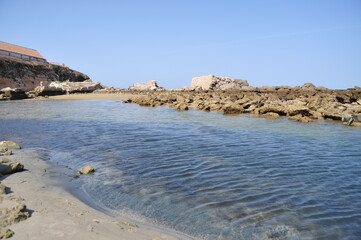 playa con rocas