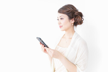 Fototapeta premium スマホを使うおしゃれ着の女性
