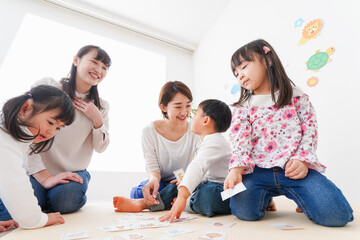 英語教室でカルタをする子どもたち