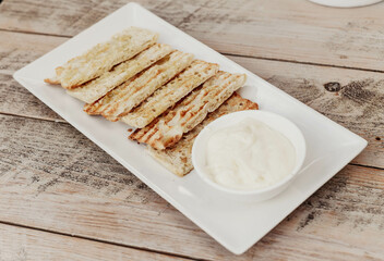 Ración de pan tostado con mayonesa de ajo, tipico mediterraneo.