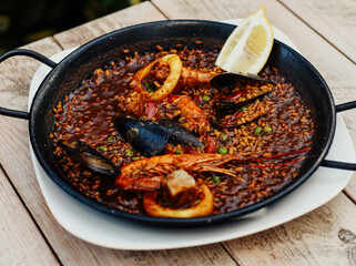 Una típica paella marinera valenciana con arroz 