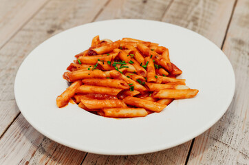 Plato de pasta italiana con salsas blancas y de tomate