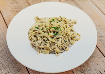 Plato de pasta italiana con salsas blancas y de tomate