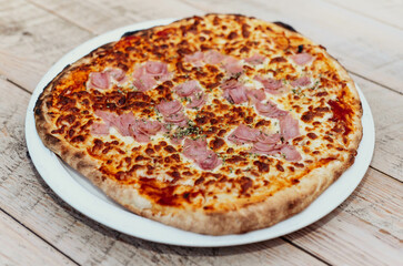 La verdadera pizza napolitana con ingredientes frescos de primera calidad