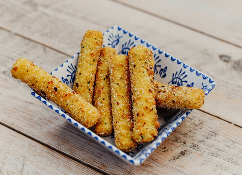 Palitos de mozarela rebozados y fritos