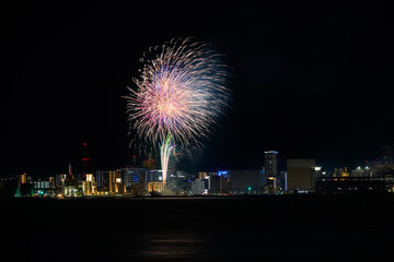 2023年7月　日本福岡県北九州市の夏祭りの美しい打上花火