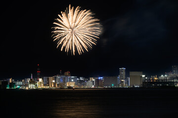 2023年7月　日本福岡県北九州市の夏祭りの美しい打上花火