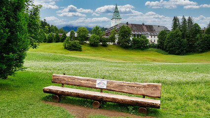 Sitzbank des G 7 Gipfels aus dem Jahre 2015 vor dem Schloss Elmau