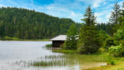 Fototapeta premium Bootshaus am Ferchensee im Karwendelgebirge
