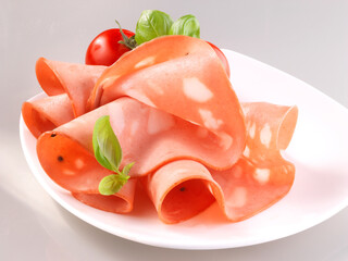 Mortadella auf weissem Porzellanteller