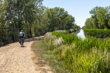 Obraz premium paseando en bicicleta con alforjas por el canal de Castilla 