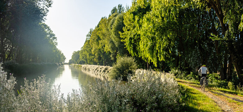 paseando en bicicleta con alforjas por el canal de Castilla 