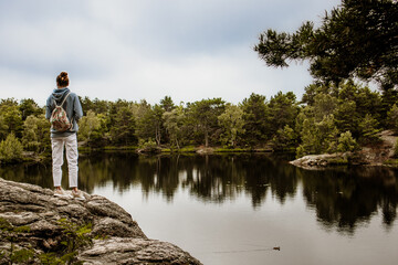 Turystka podziwia panoramę norweskiego jeziora