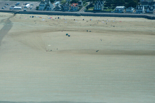vue a&eacute;rienne de kyte surfs sur la plage d'Erquy en France