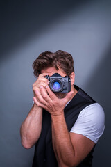 Leidenschaftlicher Fotograf bei der Arbeit